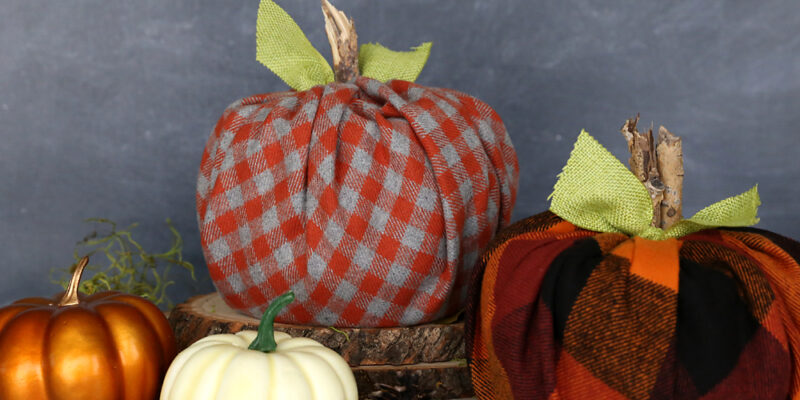 Calabazas hechas con tela y papel higiénico